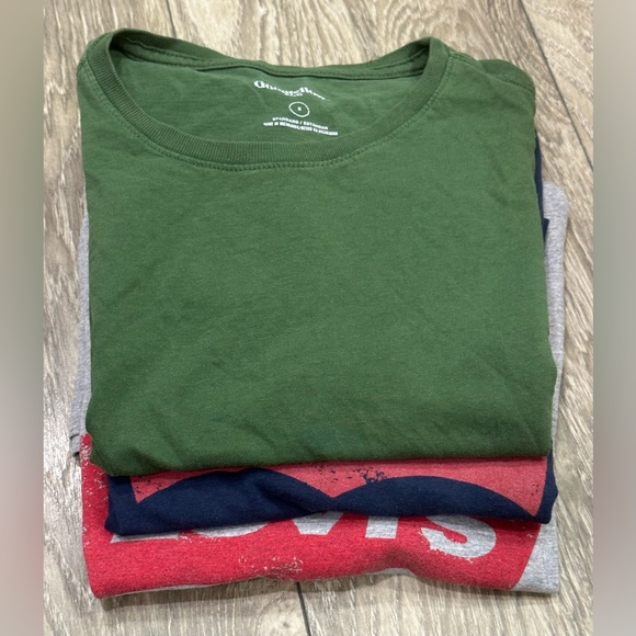 👕 Bundle Deal: 3 Men's Shirts - 2 Levi's (Gray & Blue) and 1 Goodfellow Green - Picture 8 of 8